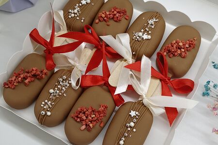 Набор чизкейков Эскимо в молочном шоколаде с сублимированной малиной и сахарными драже