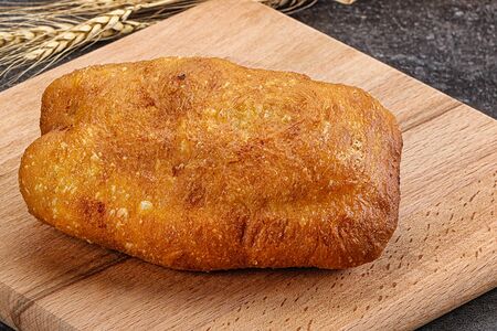 Пирожок с сосиской 