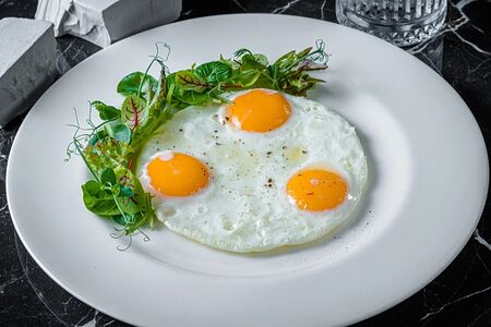 Глазунья из трех яиц