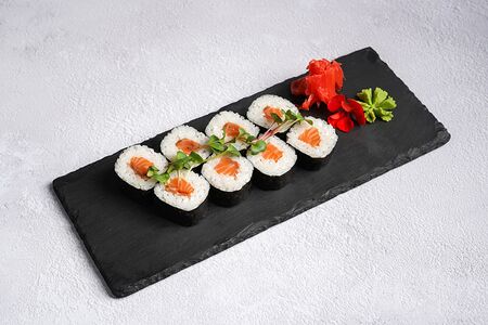 Ролл с лососем мини