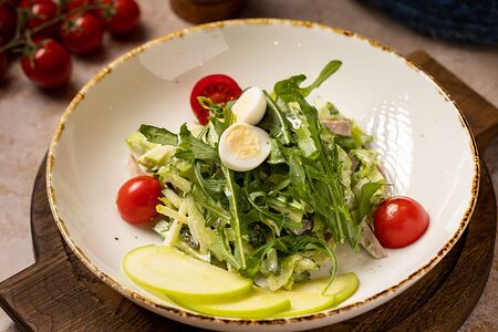 Салат с языком и зеленым яблоком