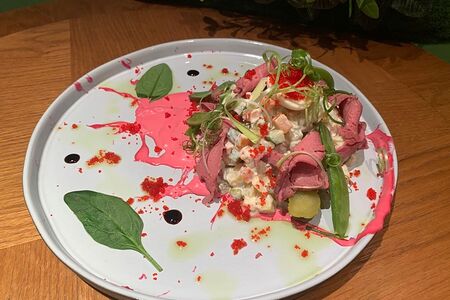 Оливье со свекольным муссом