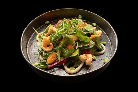 Салат с морепродуктами и соусом понзу