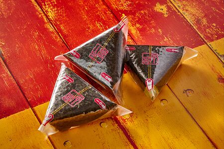 Онигири Креветка, пряная морковь, соус Имбирный