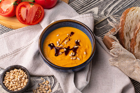 Тыквенный крем-суп с кедровыми орешками и тыквенным маслом 