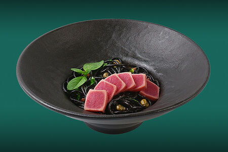 Спагетти неро с тунцом татаки