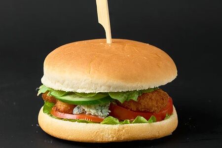 Бургер с хрустящими креветками, дорблю и соусом сладкий васаби