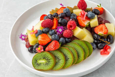 Корзина свежих фруктов и ягод