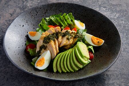 Листья салата с куриной грудкой и авокадо