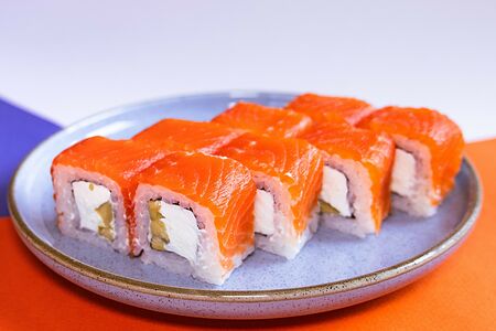 Филадельфия с лососем и авокадо