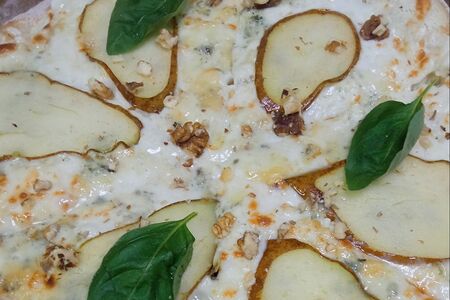 Пицца груша-горгонзола