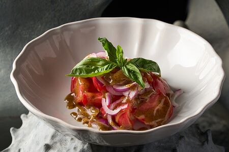 Томаты и красный лук