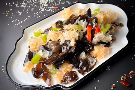 Салат из белых и черных древесных грибов