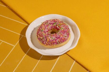 Донат с клубничной начинкой