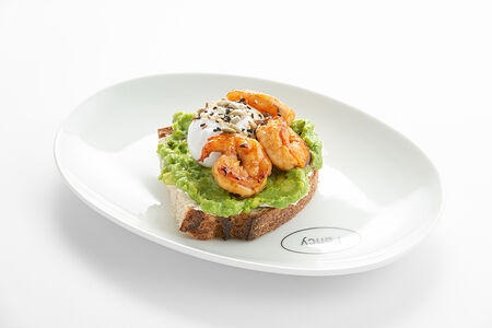 Авокадо тост c яйцом пашот и креветками