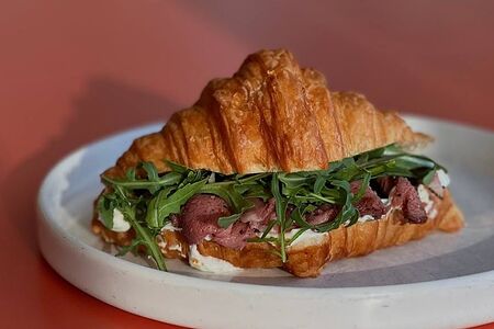 Круассан с пастрами