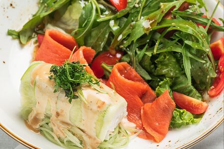 Салат с Неркой и творожным роллом из цукини