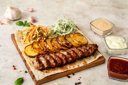 Ланч с кебабом из барашка