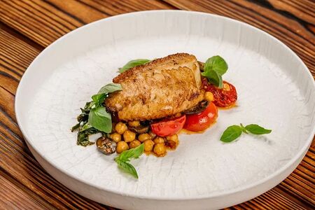 Филе пангасиуса с отварным нутом и томатами черри