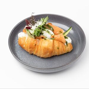 Круассан с семгой, сливочным сыром, овощами и яйцом пашот