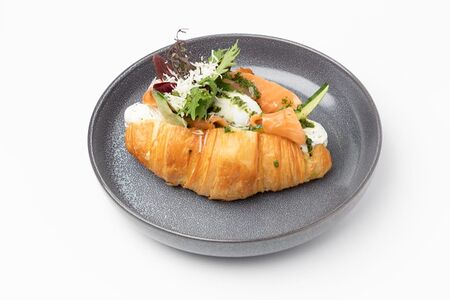 Круассан с семгой, сливочным сыром, овощами и яйцом пашот