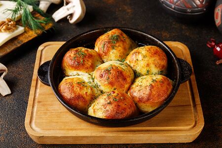 Шляпки шампиньонов с сулугуни