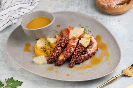 Осьминог на гриле с фруктами