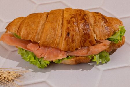 Круассан с красной рыбой и сливочным сыром