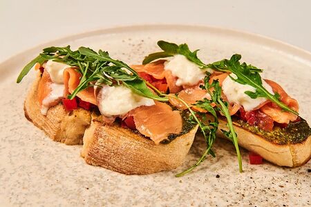 Брускетта лосось/ страчателла