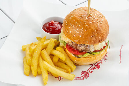 Фирменный бургер с картофелем фри