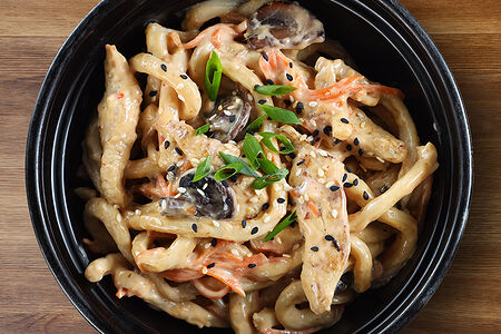 Лапша с курочкой и грибами в сливочном соусе