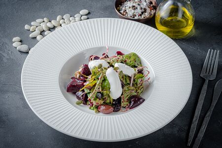 Салат с печёной свеклой и козьим сыром