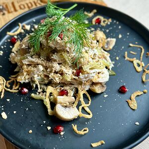 Салат с куриной грудкой, шампиньонами и грецким орехом