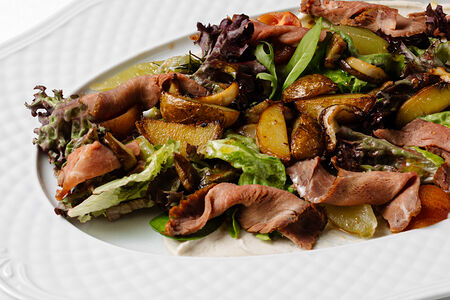 Салат с пастрами из мраморной говядины