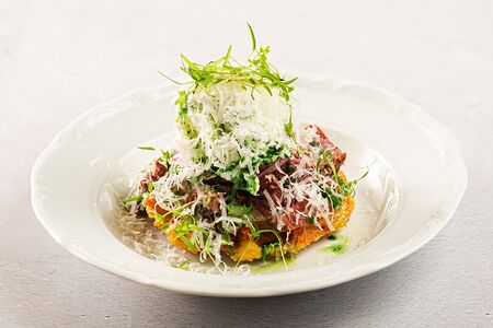 Картофельная вафля с пастрами, трюфельным майонезом