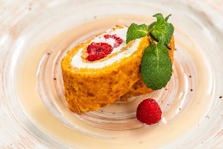 Морковный рулет с малиной