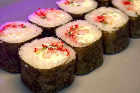 Маки с креветкой и огурцом