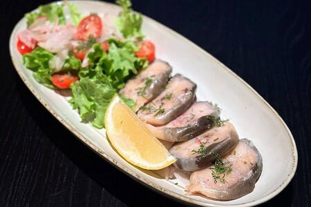 Угорь горячего копчения со свежим огурцом