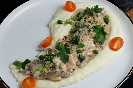 Бефстроганов под соусом бешамель с картофельным пюре