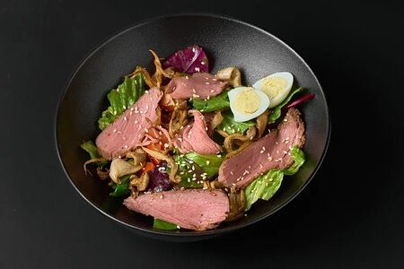 Салат с ростбифом, хрустящими баклажанами и кунжутной заправкой 