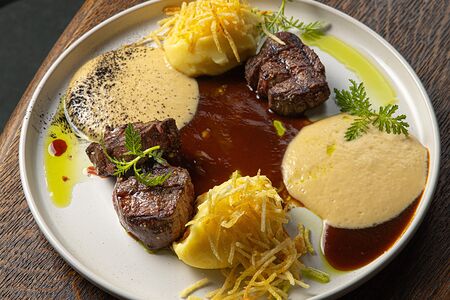 Медальоны из говяжьей вырезки с тройным картофелем