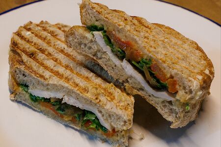 Гриль-чиз с цыплёнком и печёным перцем рамиро и айоли