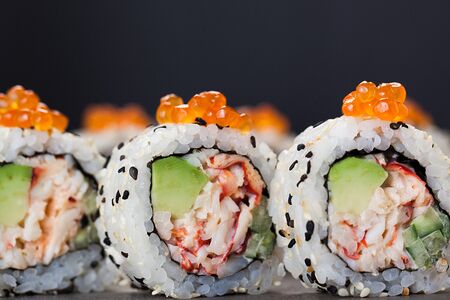 Калифорния с камчатским крабом и красной икрой в кунжуте 