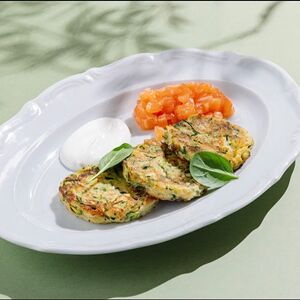 Оладьи из кабачков с лососем и сметаной 