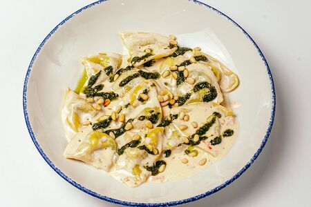 Равиоли со шпинатом и грибами в сливочном соусе