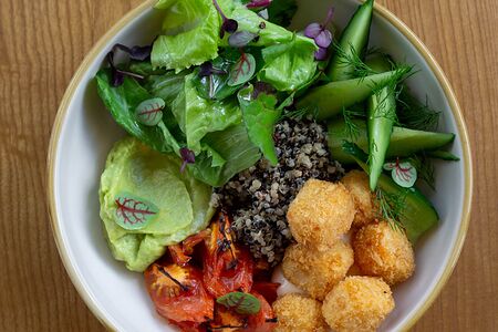 Киноа-боул с гуакамоле, хрустящей тыквой и трюфельным айоли 