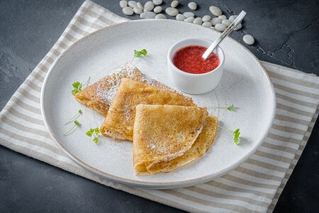 Блинчики со сметаной или с клубнично-базиликовым соусом