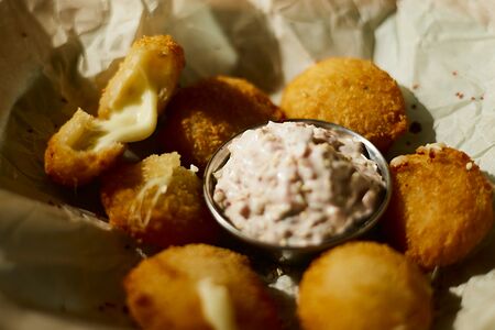 Сырные медальоны с халапеньо