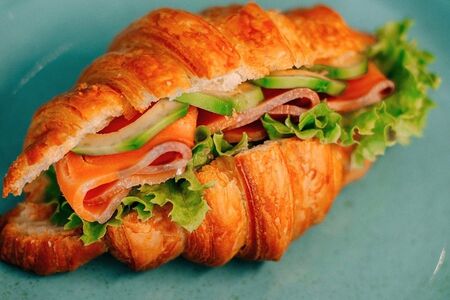 Круассан с сёмгой 