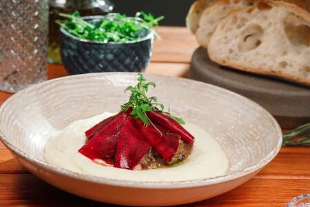 Рваная телятина с кремом из картофеля